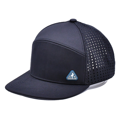 Siyah 6 Panel Kamyoncu Snapback Şapka Yapılandırılmış İnşaat Özel Kauçuk Patch Logo Arka 4 Panel Lazer Delikleri