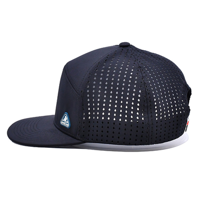 Siyah 6 Panel Kamyoncu Snapback Şapka Yapılandırılmış İnşaat Özel Kauçuk Patch Logo Arka 4 Panel Lazer Delikleri
