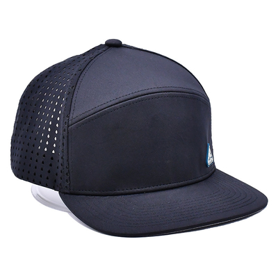 Siyah 6 Panel Kamyoncu Snapback Şapka Yapılandırılmış İnşaat Özel Kauçuk Patch Logo Arka 4 Panel Lazer Delikleri