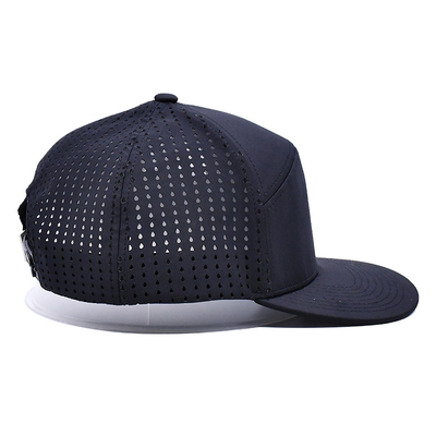 Siyah 6 Panel Kamyoncu Snapback Şapka Yapılandırılmış İnşaat Özel Kauçuk Patch Logo Arka 4 Panel Lazer Delikleri