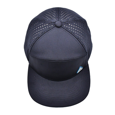 Siyah 6 Panel Kamyoncu Snapback Şapka Yapılandırılmış İnşaat Özel Kauçuk Patch Logo Arka 4 Panel Lazer Delikleri
