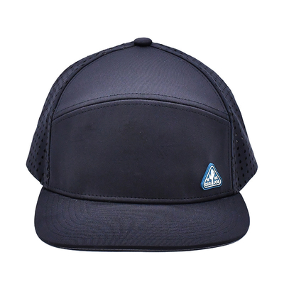 Siyah 6 Panel Kamyoncu Snapback Şapka Yapılandırılmış İnşaat Özel Kauçuk Patch Logo Arka 4 Panel Lazer Delikleri