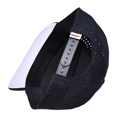 Siyah 6 Panel Kamyoncu Snapback Şapka Yapılandırılmış İnşaat Özel Kauçuk Patch Logo Arka 4 Panel Lazer Delikleri