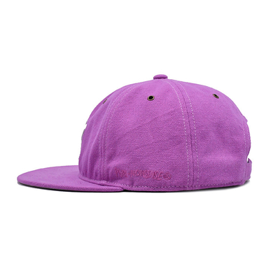 Pembe düz kenarlı şapka ve 3 boyutlu nakışlı logo