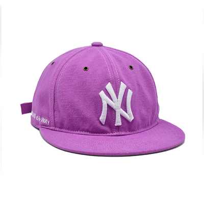 Pembe düz kenarlı şapka ve 3 boyutlu nakışlı logo