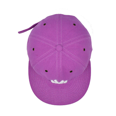 Pembe düz kenarlı şapka ve 3 boyutlu nakışlı logo