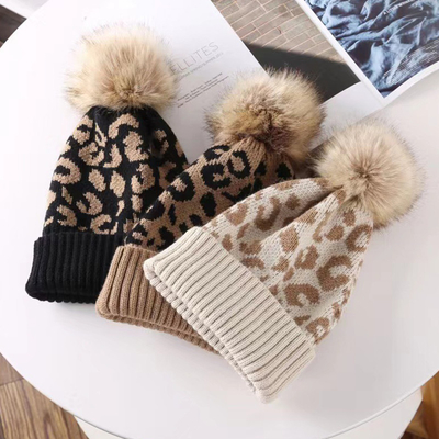 Yüksek Kaliteli Pom Pom Kış Leopard Baskı Beanie Toptan Yumuşak Sıcak Tricked Beanie Şapkalar