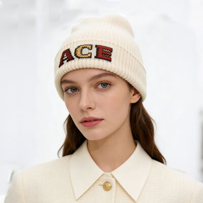 Kışlık giyim koleksiyonları için mükemmel, doğal yalıtım ve klasik bir görünüm sunan özelleştirilebilir yün bere şapkalar